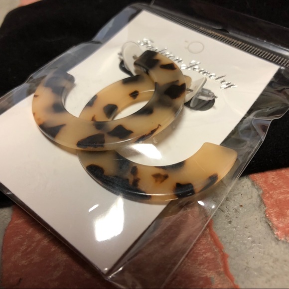 Designer tortoise • Acrylic hoops - Picture 4 of 4